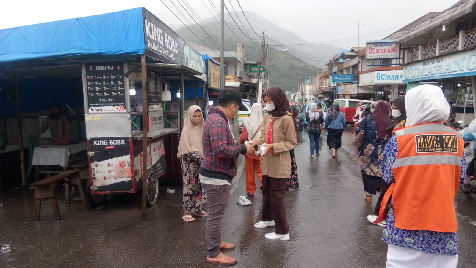 ERUPSI MARAPI MASIH TERUS TERJADI, PRAMUKA PEDULI KWARCAB 12 PADANG PANJANG BERSAMA BPBD KOTA BAGI-BAGI MASKER 