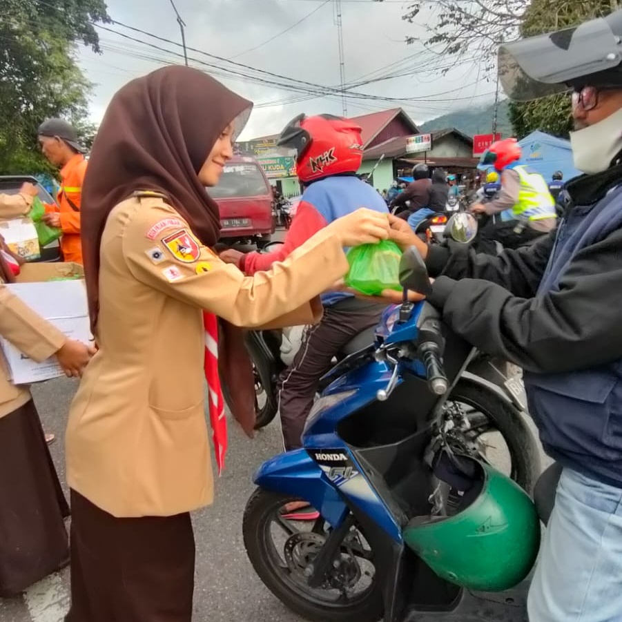 RAMADHAN BERKAH, DKC KWARCAB 12 PADANG PANJANG BAGIKAN RATUSAN TAKJIL GRATIS DI JALAN