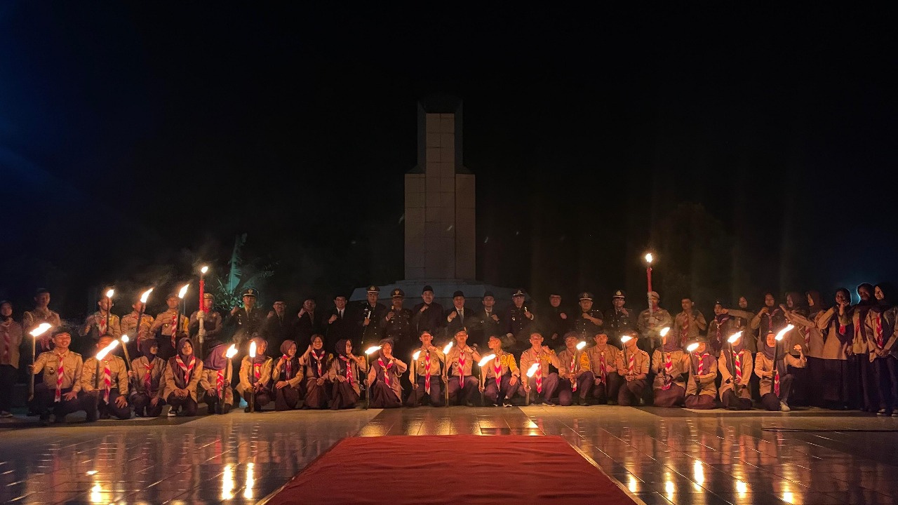 50 Anggota Pramuka Ikuti Renungan Suci di TMP Kusuma Sakti Padang Panjang