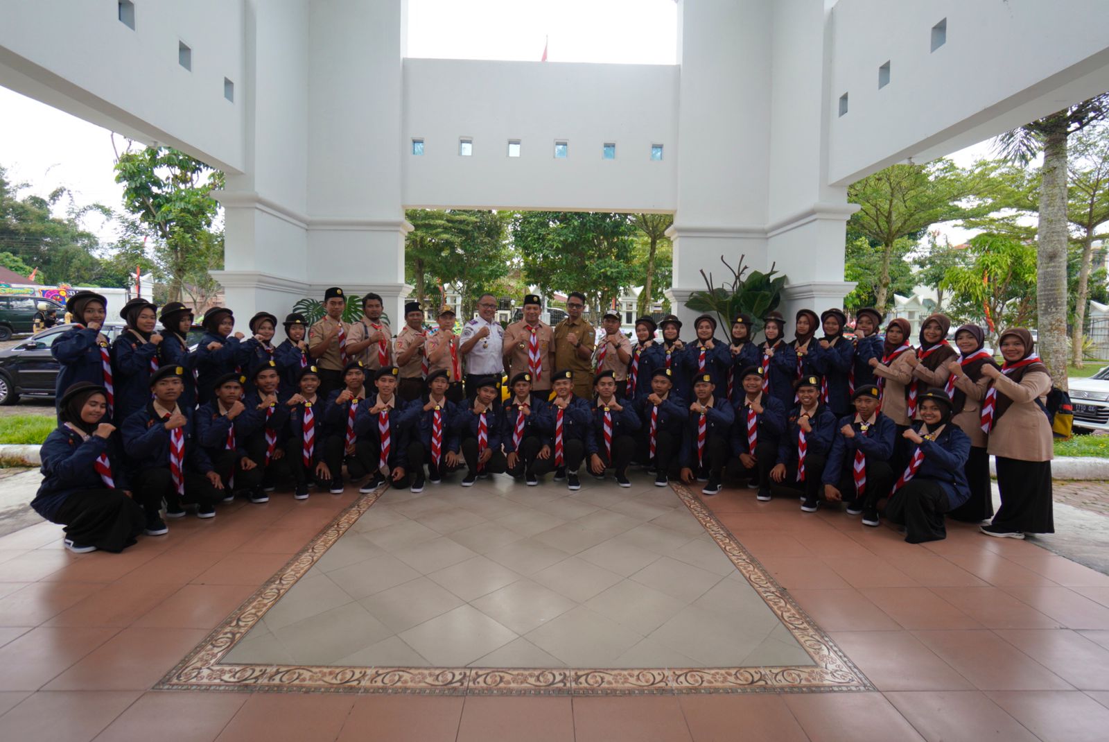 WALIKOTA PADANG PANJANG LEPAS KONTINGEN RAIMUNA NASIONAL KWARCAB PADANG PANJANG KE CIBUBUR JAKARTA